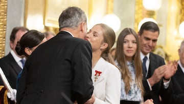 El Rey Felipe VI y la princesa Leonor se dan un beso durante el acto de jura de la Constitución ante las Cortes Generales, en el Congreso de los Diputados.