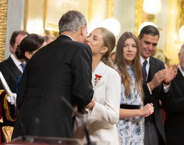 El Rey Felipe VI y la princesa Leonor se dan un beso durante el acto de jura de la Constitución ante las Cortes Generales, en el Congreso de los Diputados.
