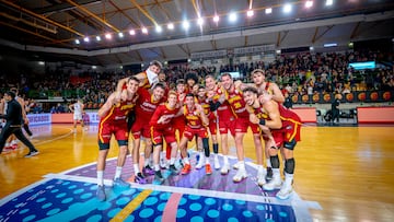 Los jugadores de la Selección celebran la victoria ante Eslovaquia en Ourense y el pase al Eurobasket 2025.