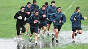 <b>ENTRE CHARCO Y CHARCO</B>. El equipo tuvo que hacer los estiramientos finales en el gimnasio, puesto que el terreno de juego del Pérez de Rozas estaba muy perjudicado por la intensa lluvia.