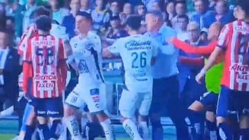 Tras recibir un empujón de un futbolista de León, el DT no se controló.