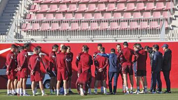 Lopetegui dialoga con sus jugadores.