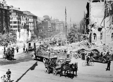 Durante la Segunda Guerra Mundial, Berlín fue el escenario de la última gran batalla en Europa. Entre el 16 de abril y el 2 de mayo de 1945, el Ejército Rojo lanzó una ofensiva masiva sobre la capital del Tercer Reich, que estaba ya debilitada por años de bombardeos aliados y derrotas militares. La ciudad fue defendida por tropas alemanas agotadas, junto con miembros de las Juventudes Hitlerianas y del Volkssturm, en una resistencia desesperada ordenada por Hitler desde su búnker.

Los combates fueron intensos y se libraron calle por calle, con una enorme cantidad de bajas en ambos bandos. Más de 80.000 soldados soviéticos murieron, y se estima que unos 22.000 civiles berlineses perdieron la vida. El 2 de mayo, Berlín se rindió oficialmente. La ciudad quedó en ruinas: el centro histórico fue arrasado, la infraestructura colapsó, y miles de edificios fueron destruidos o gravemente dañados.

Tras la rendición, Berlín fue ocupada por las fuerzas soviéticas y aliadas, y dividida en sectores que más tarde darían lugar a la separación entre Berlín Oriental y Occidental. La destrucción de la ciudad simbolizó el colapso del régimen nazi y el fin de la guerra en Europa.