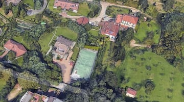 La villa cuenta con 1.000 metros cuadrados, de los cuales 200 están destinados a ocho dormitorios repartidos en tres plantas, una piscina cubierta y otras muchas comodidades.