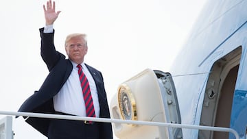 US President Donald Trump boards Air Force One prior to departure from Joint Base Andrews in Maryland, June 8, 2018.
 Trump travels to Canada to attend the G7 Summit. / AFP PHOTO / SAUL LOEB