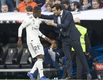 Solari da instrucciones a Vinicius en el partido contra el Valladolid.