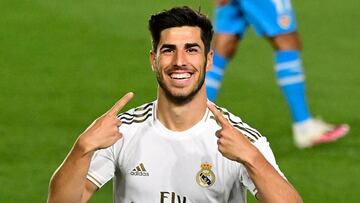 Marco Asensio celebra con una sonrisa su gol al Valencia.
