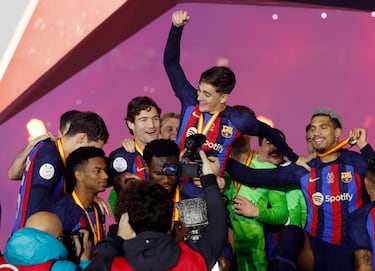 Gavi, MVP del partido, es manteado por sus compañeros.