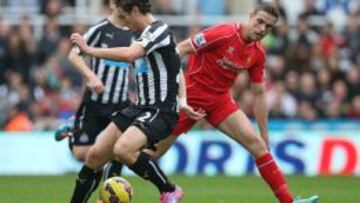 Henderson, ante Janmaat en el Newcastle-Liverpool.