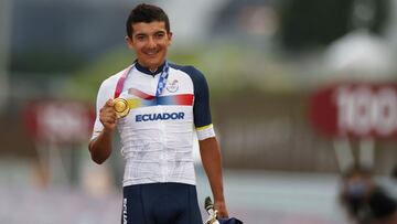 Podium Richard CARAPAZ (ECU) Ganador de la medalla de oro durante los Juegos Olímpicos de Tokio 2020, Ciclismo Road Race masculino el 24 de julio de 2021 en Fuji International Speedway en Oyama, Japón.