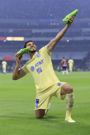 Henry Martín abrió el marcador en el Clásico Nacional y acecha la cima de goleo