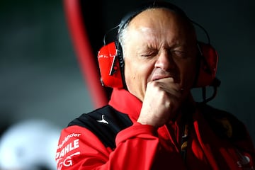 El director del equipo Ferrari, Frederic Vasseur, bosteza durante la sesión. 