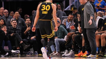 Golden State Warriors guard Stephen Curry (30) limps off the court after a play against the Chicago Bulls during the fourth quarter at Chase Center.