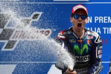 Jorge Lorenzo comenzó la temporada 2015 con cierta irregularidad. Su primera victoria no llegó hasta mayo en el circuito de Jerez. En las tres siguientes citas: Le Mans (Francia), Mugello (Italia) y Cataluña (España) consiguió subirse a lo más alto del cajón. En todas ellas tras escaparse en las primeras vueltas y dominar la carrera de principio a fin. Debido a esto, escaló hasta la segunda posición de la clasificación por detrás de Valentino Rossi.