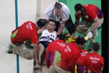 El gimnasta francés se fracturó la tibia de su pierna izquierda tras un mal salto. Sus compañeros no lo pedían creer. La peor imagen de Río 2016.