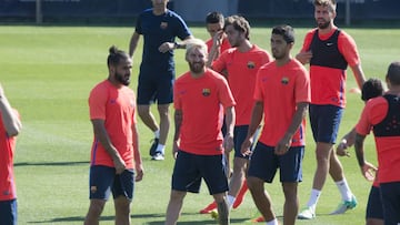 Douglas en un entrenamiento del Barcelona.
