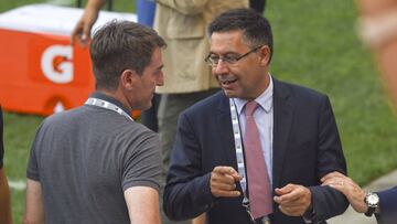 21-07-17 Harrison  New Jersey 
 Stadiun Reds Bull Arena
 Josep Maria Bartomeu (President FC Barcelona) y Robert Fernandez hablan durante el entreno del FC Barcelona
 FOTO FERNANDO ZUERAS