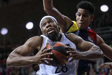 Guerschon Yabusele, ala-pívot del Real Madrid, supera a Tyson Pérez, del MoraBanc Andorra.
