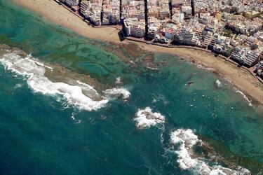 Esta playa cuenta con 2,8 kilómetros de expansión siendo así la más larga de la isla. Está situada en la capital de Las Palmas de Gran Canaria y dispone de infinidad de servicios como bares y restaurantes, así como apartamentos y casas en primera línea de playa. Muchos de sus visitantes aseguran que Las Canteras recuerda (y mucho) a una Mini Habana. 