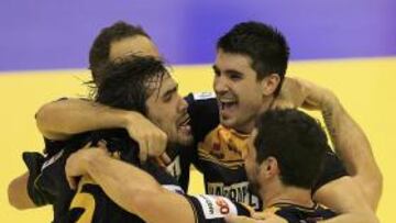 <b>NUEVO ÉXITO. </b>Parrondo, Maqueda, Alberto Entrerríos y Gurbindo celebran la victoria.