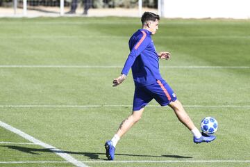 El defensor uruguayo, Giménez, en el entrenamiento del Atlético del Madrid.