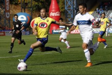 Mark González le busca ganar el balón a Diego Díaz.