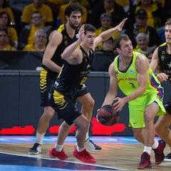 El Iberostar doblega al líder con un gran Abromaitis