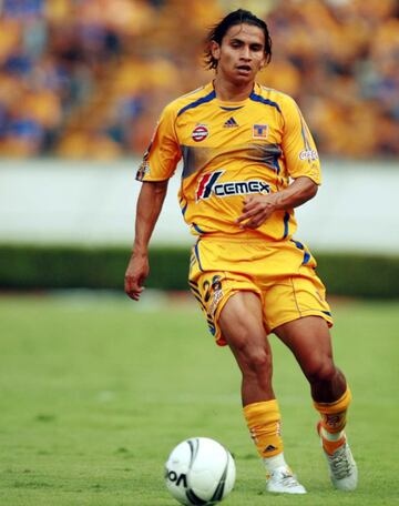 El ecuatoriano fue fichado por el Tigres en 2006 y tras una destacada actuación llegó al América en 2007. No tuvo buenas participaciones en la capital y luego se fue a Perú para la temporada 2008.