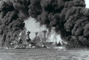 El 7 de diciembre de 1941, Japón lanzó un ataque sorpresa contra la base naval estadounidense de Pearl Harbor, en Hawái, destruyendo gran parte de la flota del Pacífico y causando más de 2.400 muertos. Este hecho provocó la entrada de Estados Unidos en la Segunda Guerra Mundial y cambió decisivamente el curso del conflicto.