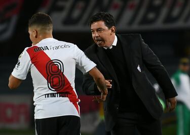 En medio de las críticas por su peso, su amistad con Maluma y ganarse el apodo de El nalgón. Juan Fernando Quintero jugó su primer partido con River Plate el 4 de febrero de 2018. Ese día ingresó al minuto 65 por Nacho Fernández y en su tiempo en cancha demostró la calidad para lanzar pases y darle claridad al juego. 