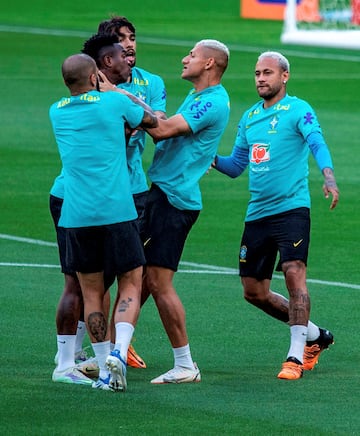 Dani Alves (de espaldas), Vinicius Jr., Lucas Paquetá y Richarlison bromean, aunque parezca lo contrario, durante una sesión de entrenamiento de Brasil previa al partido frente a Japón, que tendrá lugar en el Estadio Nacional de Tokio.