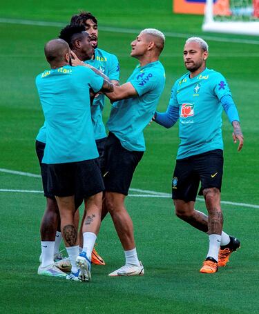 Dani Alves (de espaldas), Vinicius Jr., Lucas Paquetá y Richarlison bromean, aunque parezca lo contrario, durante una sesión de entrenamiento de Brasil previa al partido frente a Japón, que tendrá lugar en el Estadio Nacional de Tokio.