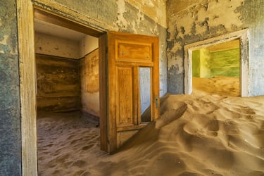 Ahora es un poblado engullido por la arena del desierto, pero, en el pasado, fue conocida como 'la ciudad más rica del mundo'debido a que era un poblado minero de la Alemania colonial en el que se extraían diamantes. Sus primeros habitantes llegaron en 1908 para explotar la que fue una de las mayores minas de diamantes del mundo. A partir de 1909, decidieron construir una ciudad para descansar tras las extenuantes jornadas en las minas y los edificios fueron construidos con materiales traídos de Alemania para vivir con todas las comodidades del país europeo. Tenía hospital, casino, fábrica de hielo e incluso tranvía.  Poco a poco fue perdiendo habitantes en busca de otros yacimientos mineros hasta su total abandono en 1954.