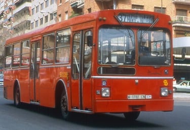 El Pegaso 6050, este autobús marcó una época en Madrid. Con su diseño moderno, motor trasero y potente corazón de 210 CV, recorrió las calles de la ciudad desde 1974 hasta 1991. Un icono rojo de la EMT que aún vive en la memoria colectiva.
