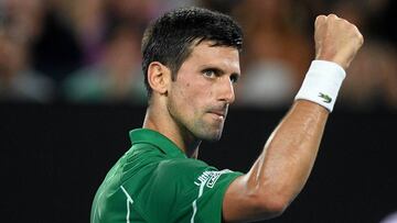 Novak Djokovic celebra un punto ante Federer.