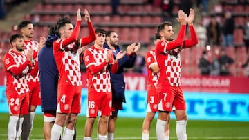 GIRONA, 03/02/2025.- Los jugadores del Girona a la finalización del encuentro correspondiente a la jornada 22 de Laliga EA Sports que han disputado hoy lunes frente a Las Palmas en el estadio de Montilivi, en Girona. EFE / David Borrat.