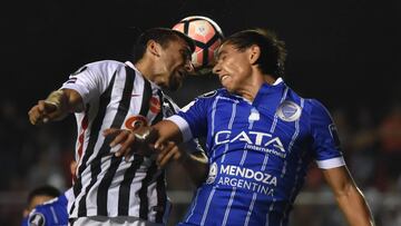 Argentina's Godoy Cruz player Juan Garro (R) vies for the ball with Paraguay's Libertad footballer Antonio Bareiro during their Copa Libertadores 2017 football match at the Nicolas Leoz stadium in Asuncion, on April 11, 2017. / AFP PHOTO / NORBERTO DUARTE