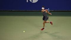 Garbi&ntilde;e Muguruza devuelve una bola ante Monica Puig durante su partido de octavos de final en el Toray Pan Pacific Open de Tokio.