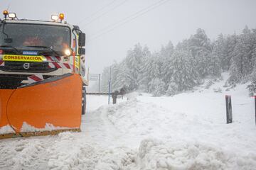 Una máquina quitanieves despeja la carretera M-601 durante el temporal de nieve en la Sierra de Madrid. La Comunidad se prepara ante las fuertes nevadas e incrementa las estaciones meteorológicas y cámaras de vigilancia