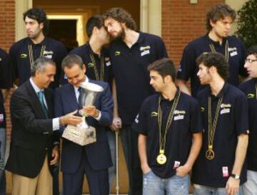 Sáez ofreció la copa del Mundobasket 2006 al entonces presidente del Gobierno, José Luis Rodríguez Zapatero.