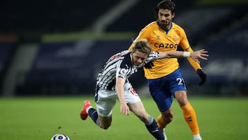 WEST BROMWICH, ENGLAND - MARCH 04: Conor Gallagher of West Bromwich Albion is challenged by Andre Gomes of Everton during the Premier League match between West Bromwich Albion and Everton at The Hawthorns on March 04, 2021 in West Bromwich, England. Sport