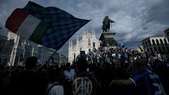 Cientos de personas, sin ninguna distancia de seguridad, celebran en la Piazza Duomo de Milán el campeonato de la liga italiana.