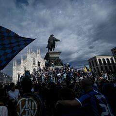 Los aficionados celebran, sin distancia, el título de liga del Inter de Milán