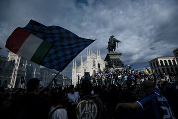 Cientos de personas, sin ninguna distancia de seguridad, celebran en la Piazza Duomo de Milán el campeonato de la liga italiana.