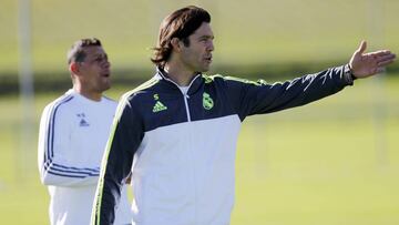 Solari da instrucciones durante un partido de la UEFA Youth League.