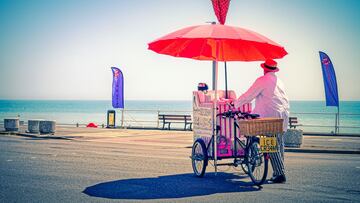 Se pone a trabajar en verano, la madre ve el contrato de su hija y le prohíbe firmarlo: “Deja el trabajo”