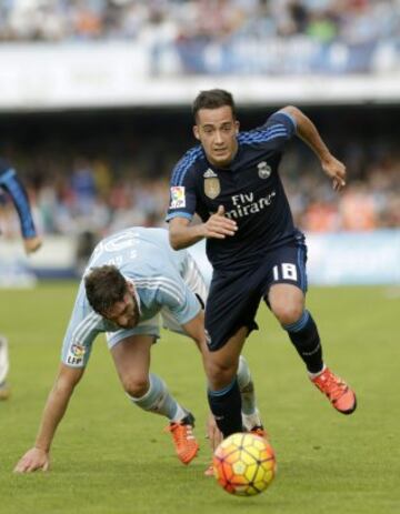 Sergi Gómez pelea el balón con Lucas Vázquez.