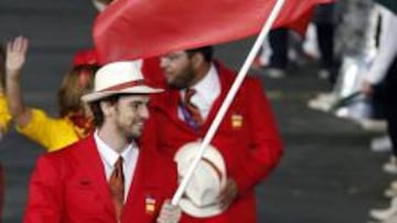 Pau Gasol porta la bandera de España en la ceremonia de inauguración de los Juegos Olímpicos de Londres 2012.