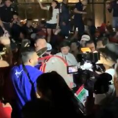 Alexis Vega y 'JJ' Macías cantan con su gente antes del Clásico