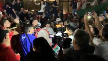 Alexis Vega y 'JJ' Macías cantan con su gente antes del Clásico